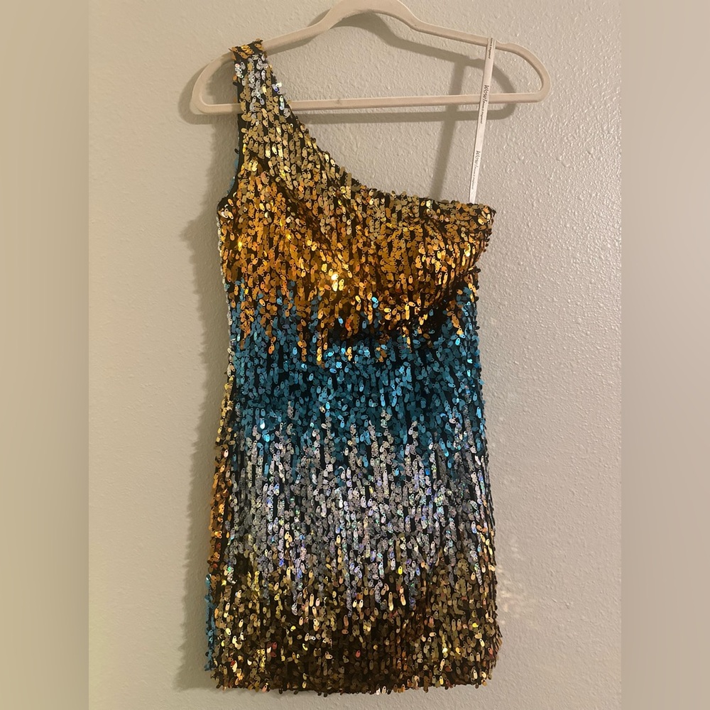 Elegant Sequin One-Shoulder Mini Dress - Picture 2 of 8